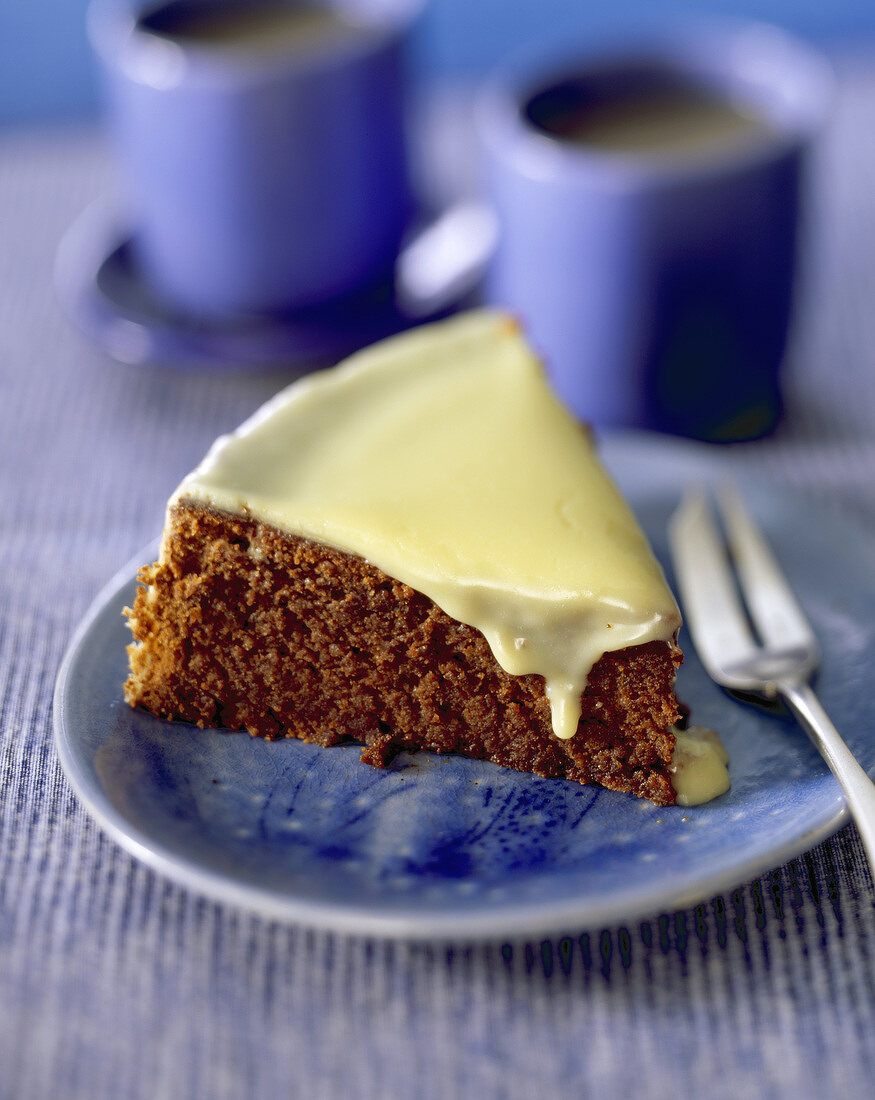 Kuchen aus dunkler und weisser Schokolade mit Kokos