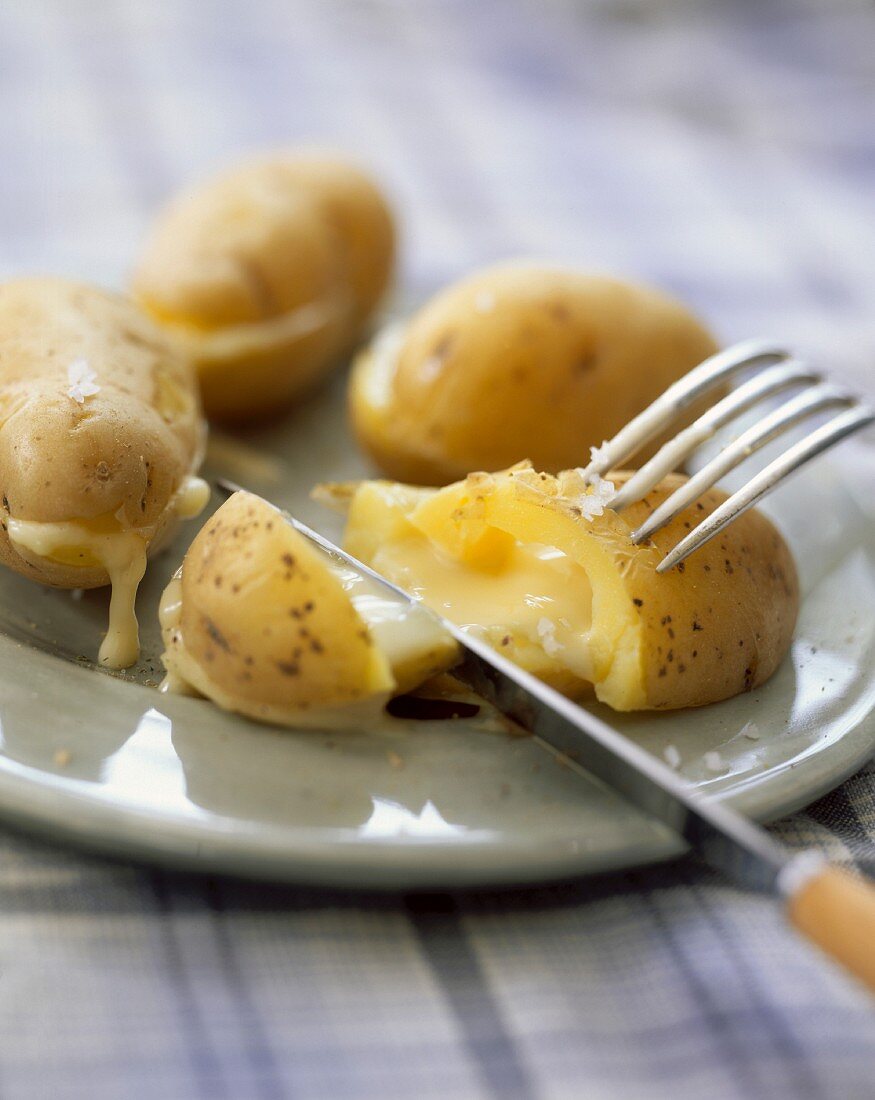 Kartoffeln mit geschmolzenem Käse