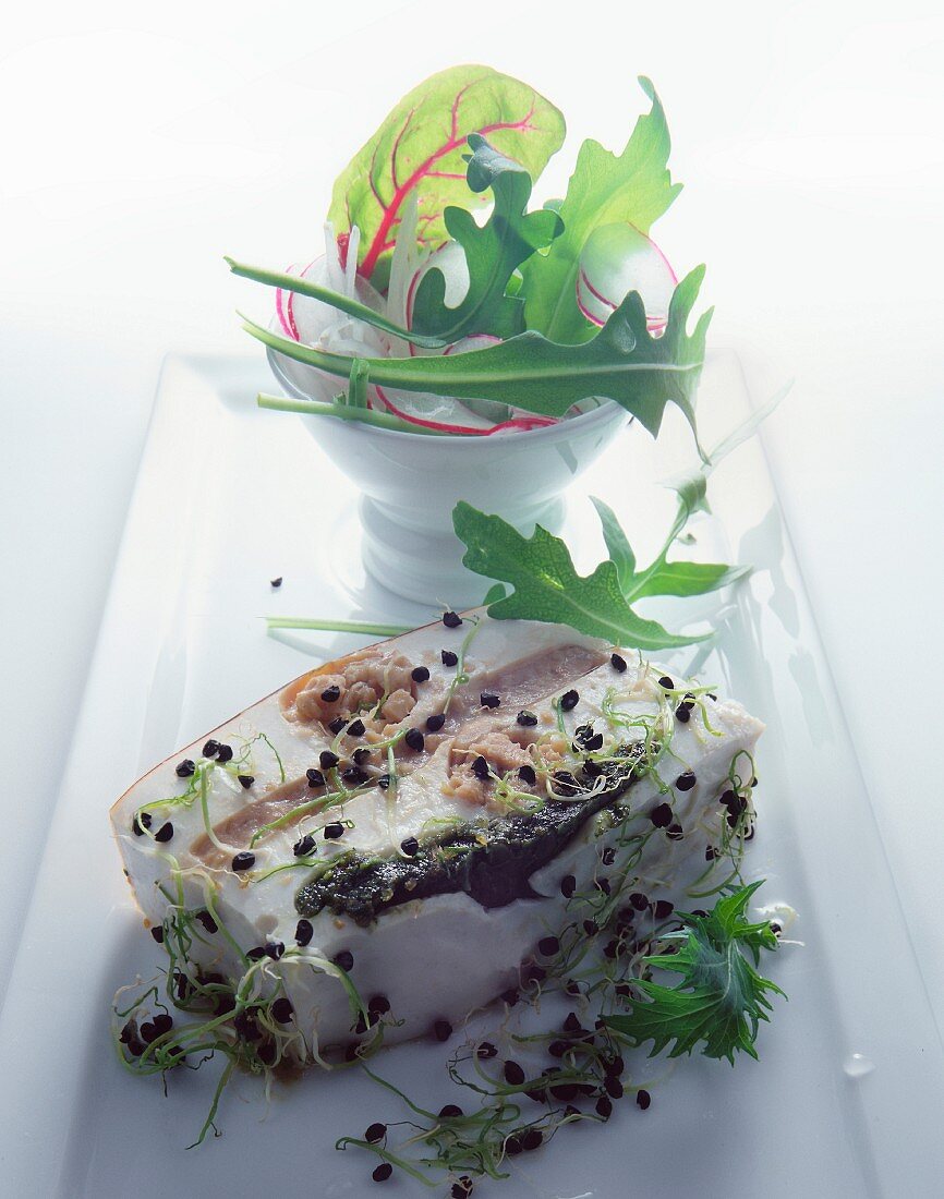 Fischterrine mit Sprossen und Salat