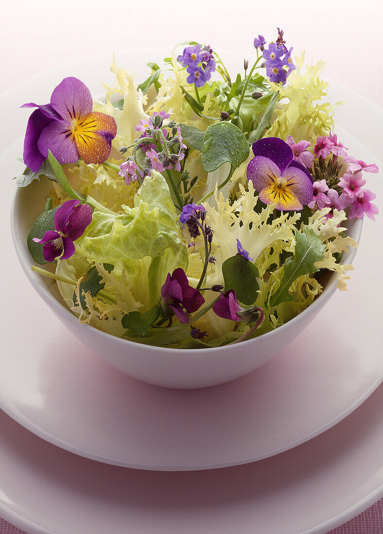 Blattsalate mit essbaren Blüten