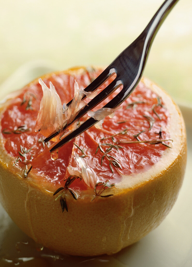 Grilled grapefruit with fork