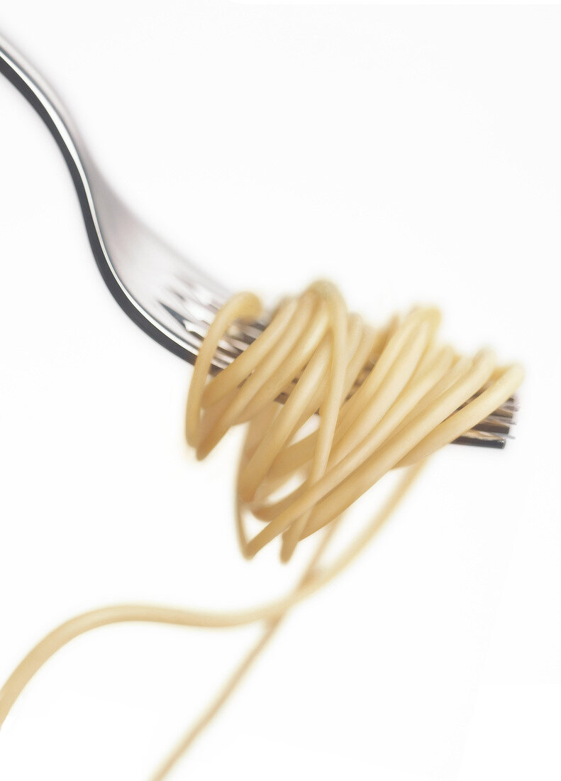Spaghetti auf einer Gabel vor weißem Hintergrund