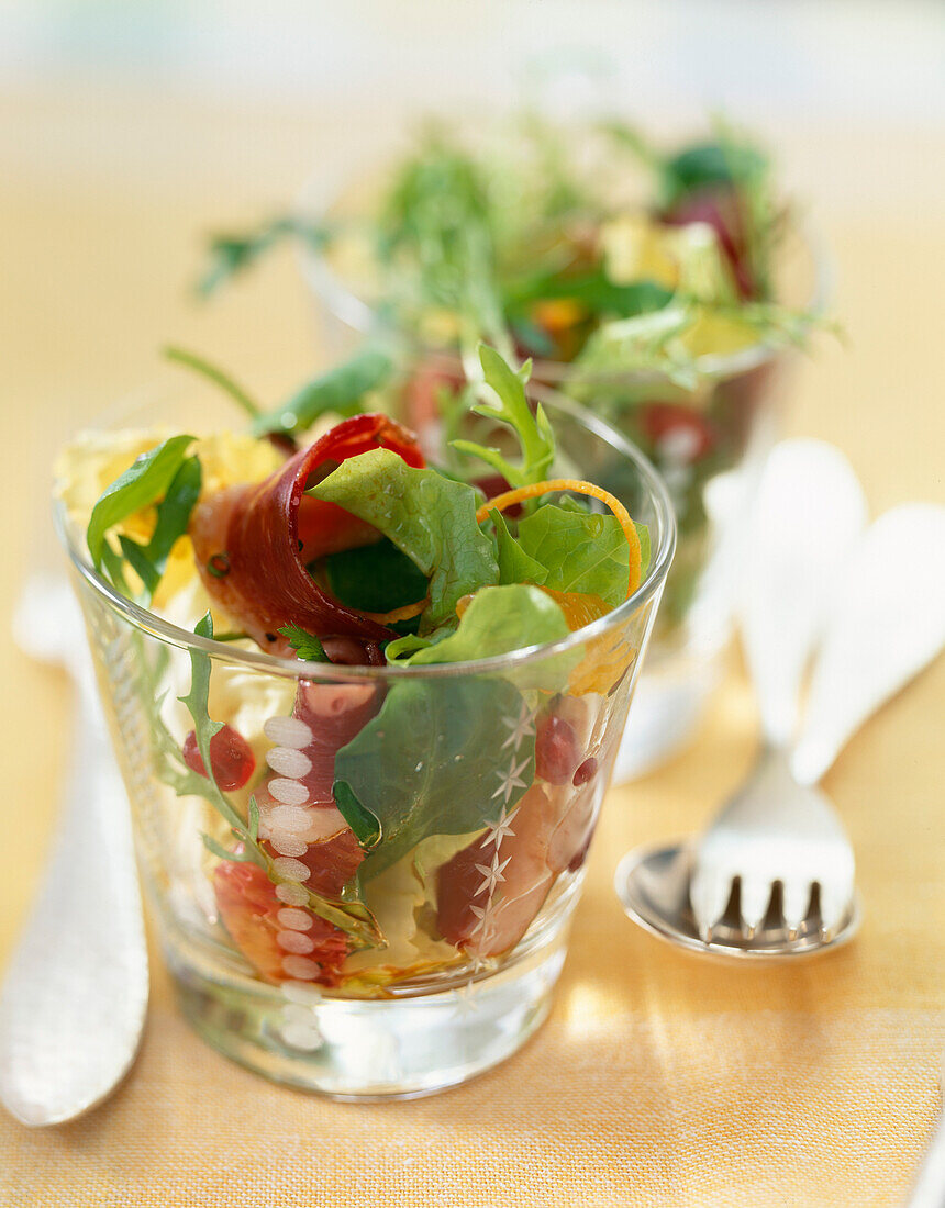 Salat mit Schinken im Glas