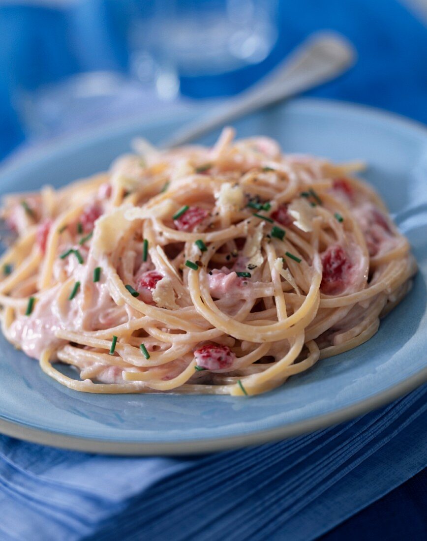 Spaghetti with strawberries and mascarpone