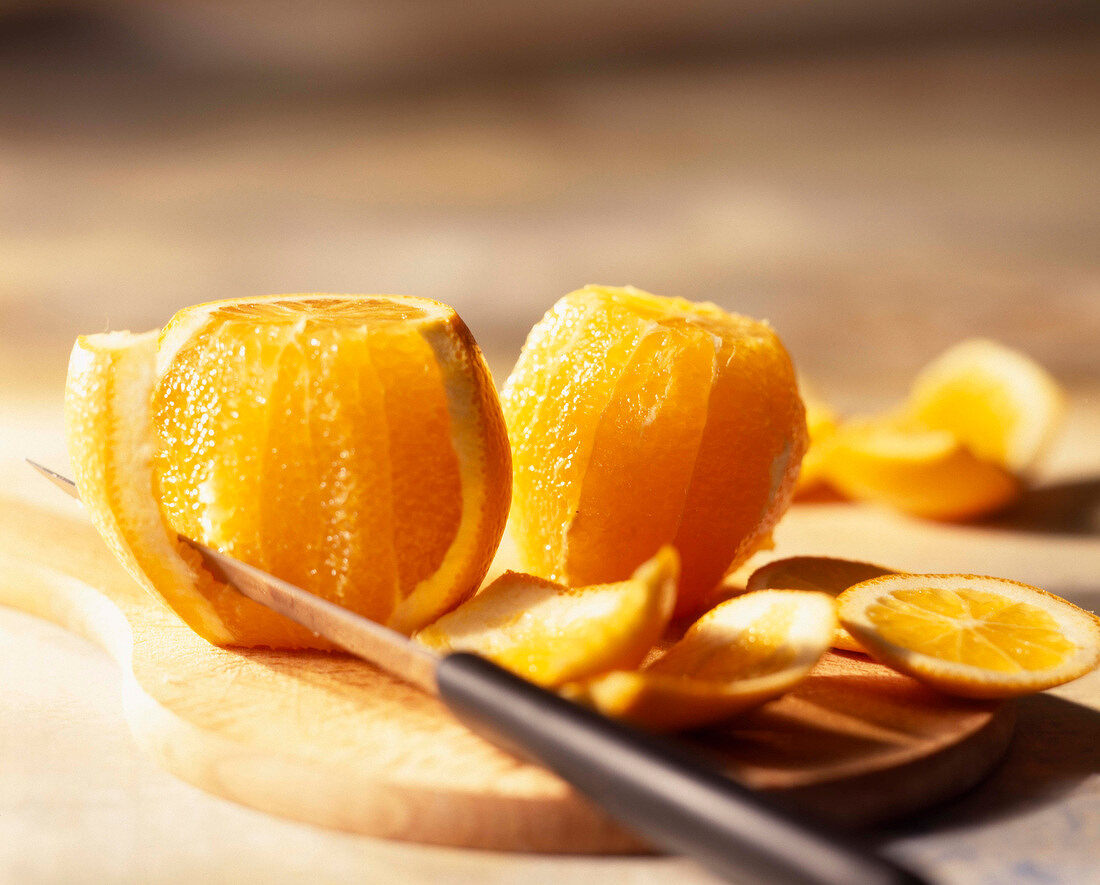 Zwei Orangen mit einem Messer gründlich geschält