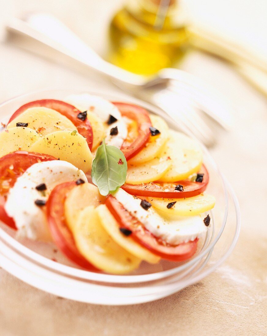 Salat mit Tomate, Mozzarella und Kartoffeln