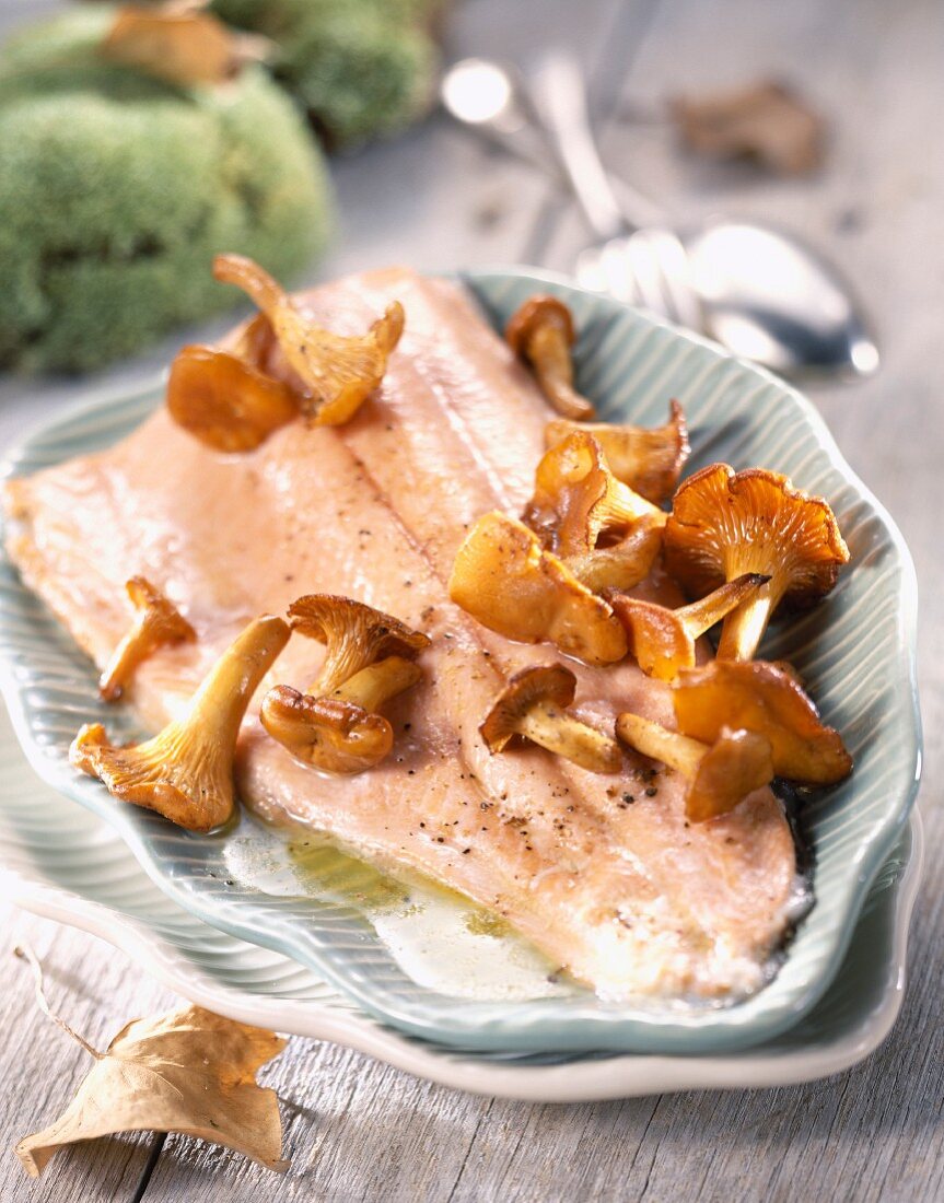 Salmon fillet with chanterelles and butter sauce
