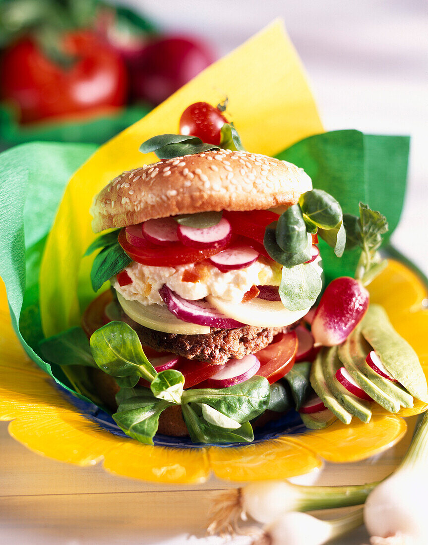 Hamburger mit Radieschen, Tomaten und Feldsalat