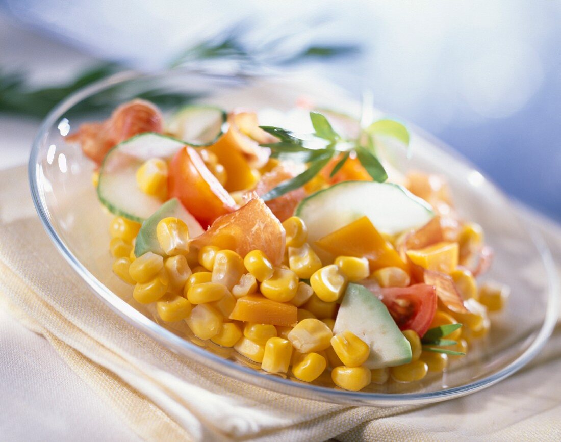 Maissalat mit Rohschinken und Tomaten