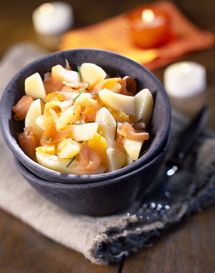 Salat mit Kartoffeln und geräucherter Forelle