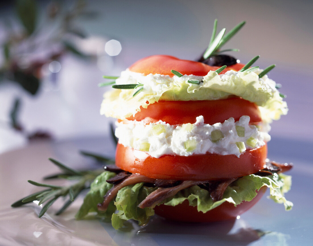 Tomate mit Ziegenfrischkäsefüllung und Rosmarin