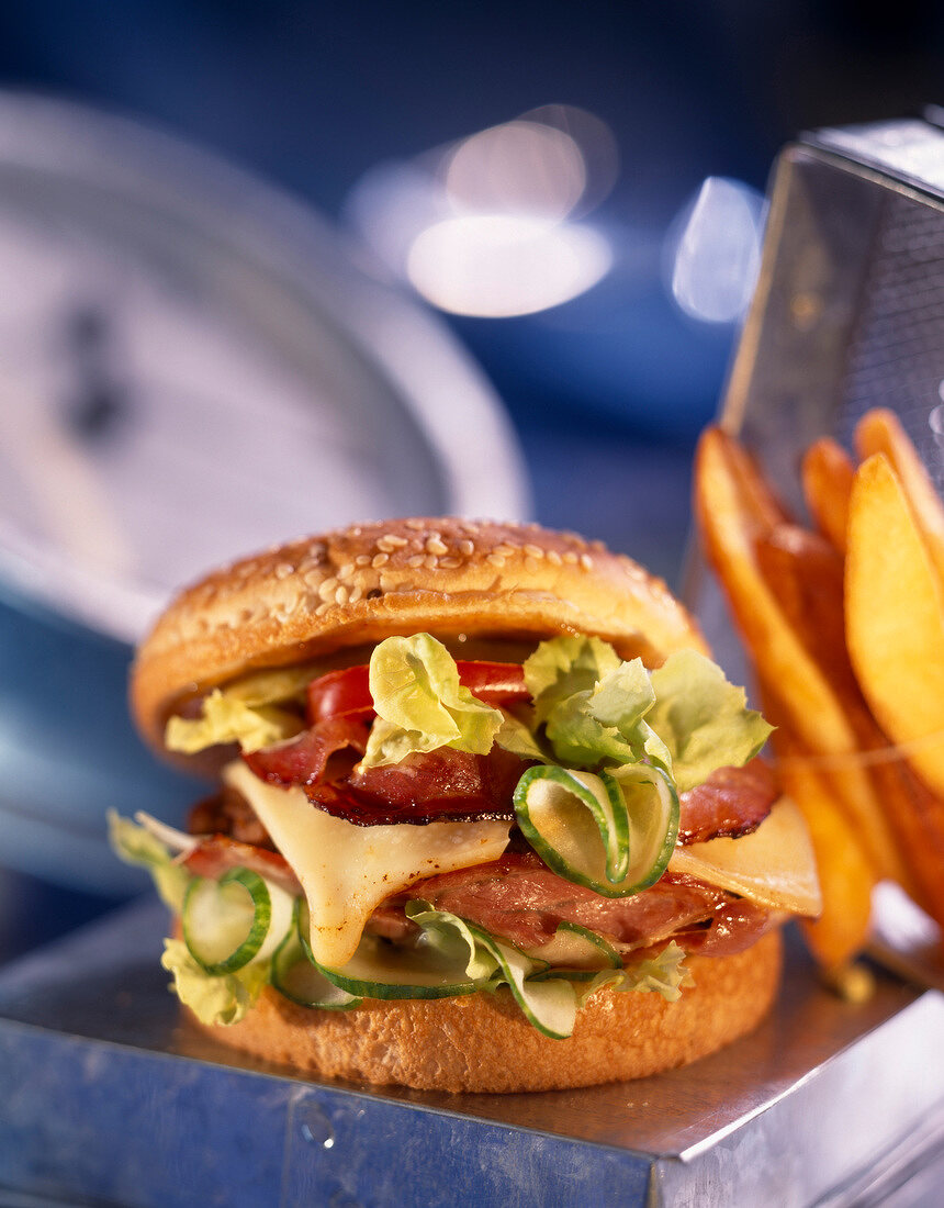 Ein Hamburger mit Speck, Käse und Salat