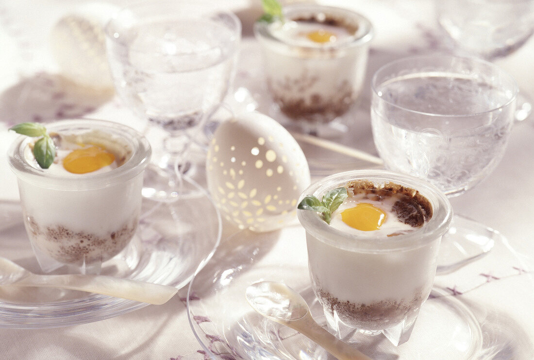 Ei im Glas mit Tapenade (provenzalische Olivenpaste)