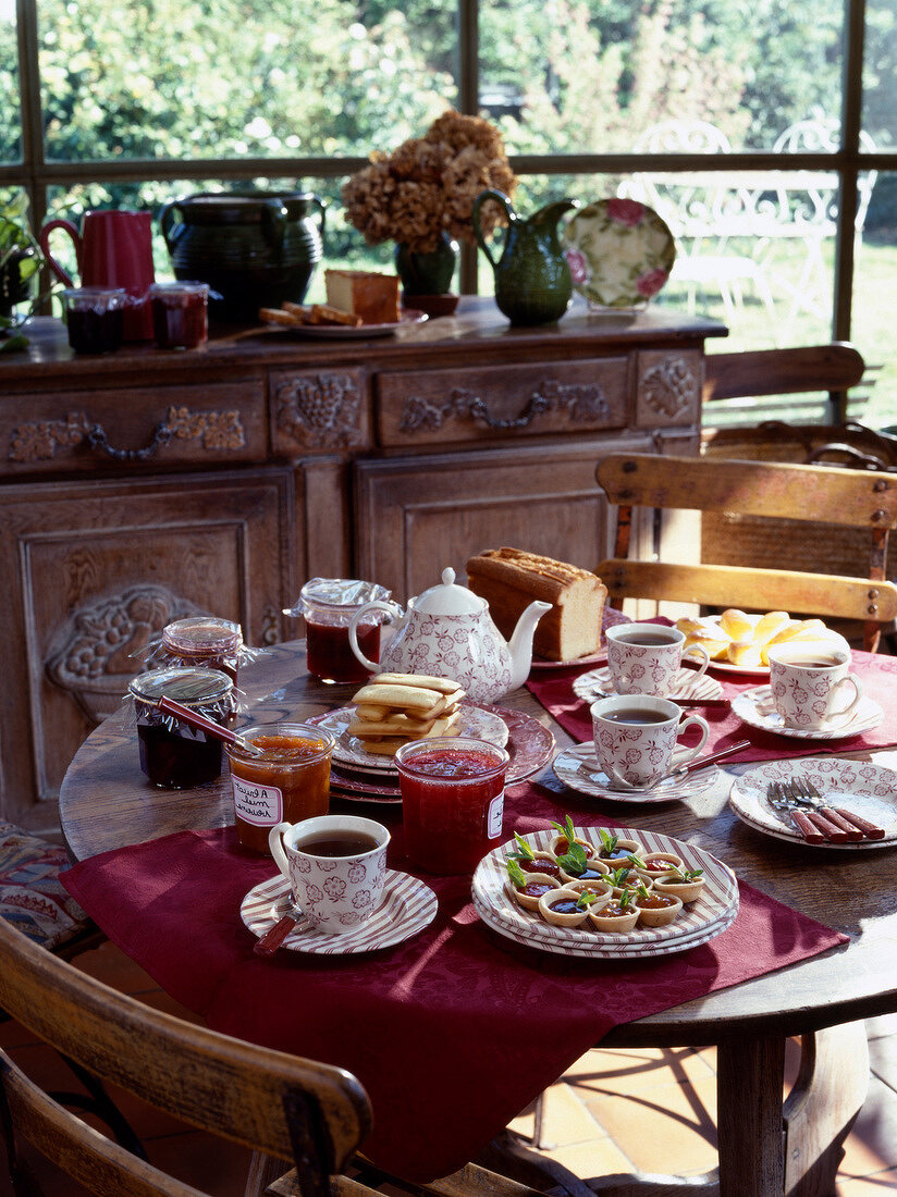Gedeckter Frühstückstisch mit Kaffee, Toast und Marmelade