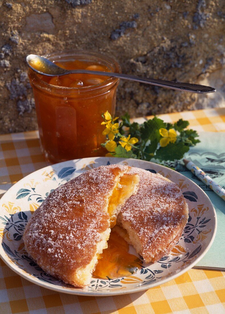 Apricot jam sugar bun