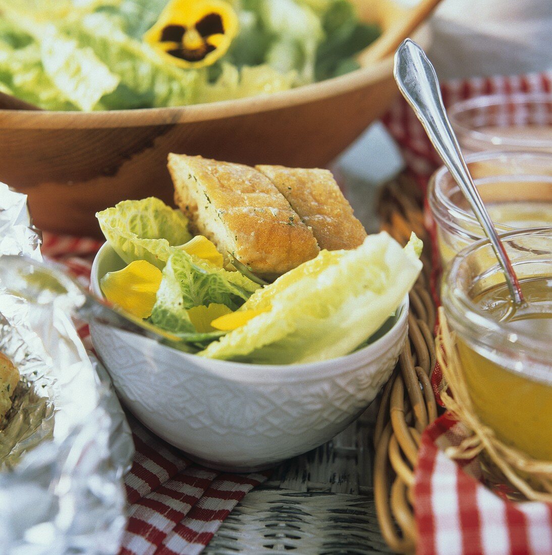 Romanasalat mit Stiefmütterchen und Knoblauchbrot