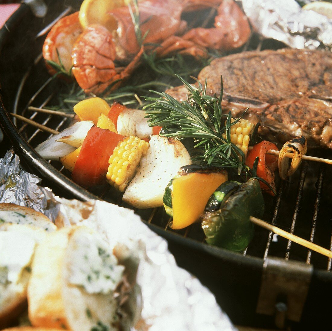 Gemüsespiesse, Steak und Hummer auf dem Grill