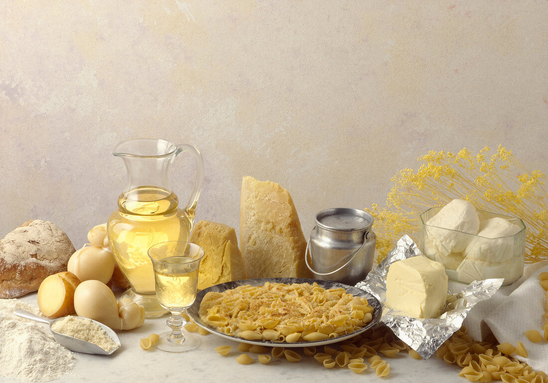 Pasta und Käsestillleben mit Weißwein