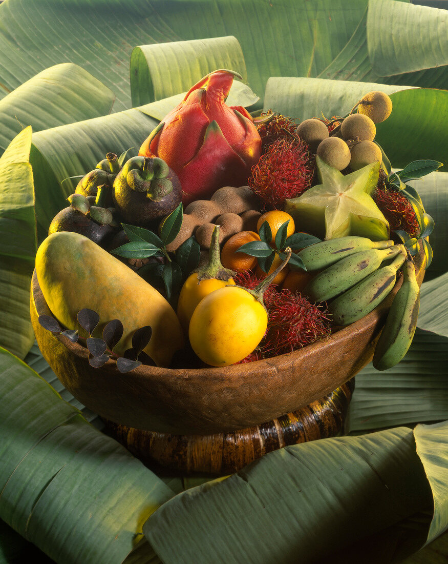Exotische Früchte in Schale auf Bananenblättern