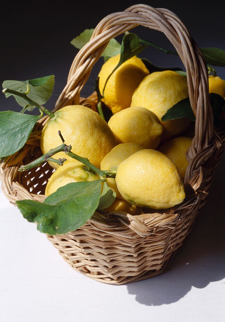 Frische Zitronen in einem Korb