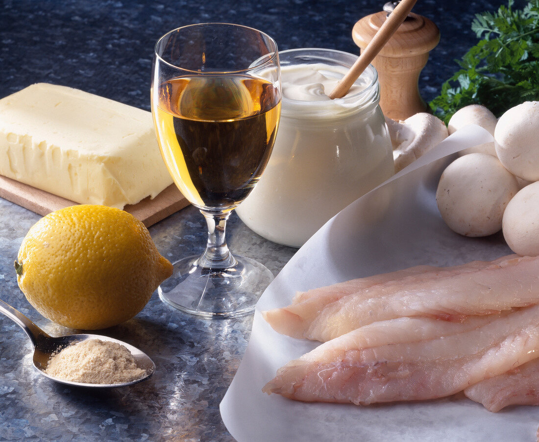 Zutaten für Steinbutt mit Champignonsauce (Fischfilet, Wein, Crème fraîche, Pilze, Butter, Mehl)