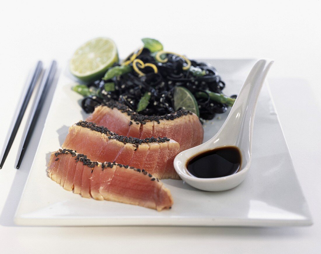 Tuna with sesame seeds and cuttlefish ink pasta