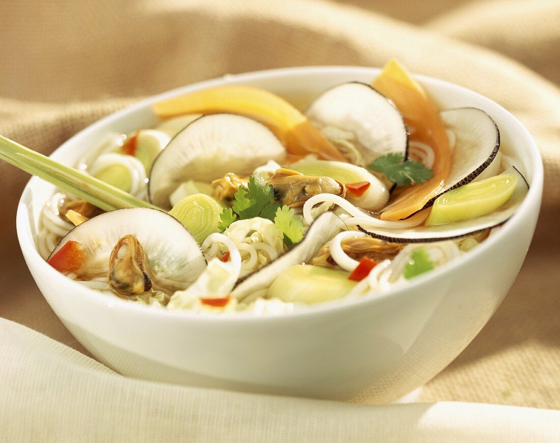 Chinese salad with mussels