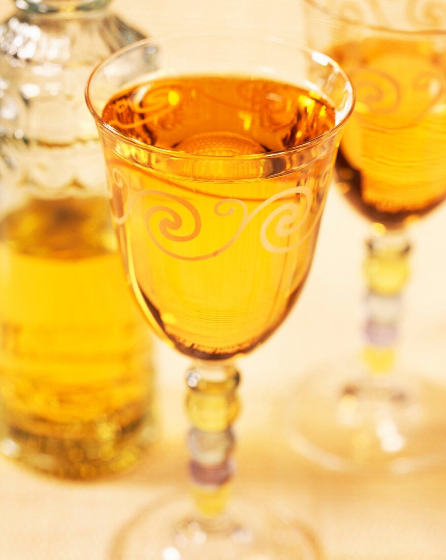 Vin d'orange (Aperitif aus Wein und Orangenschalen)