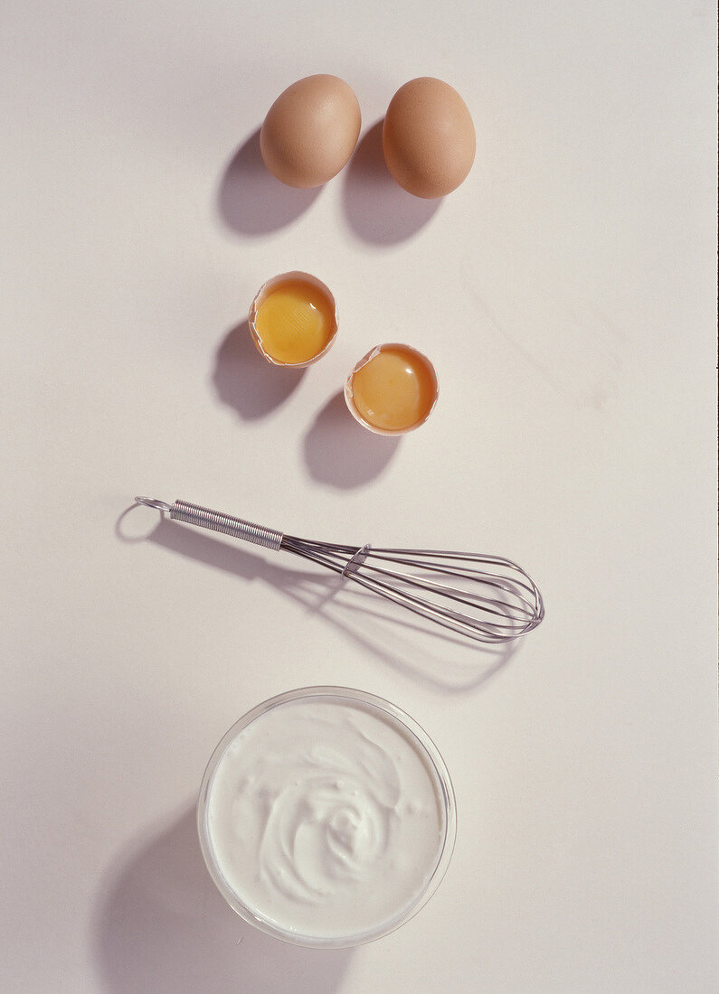 Eggs, whisk, beaten egg whites, cake-making