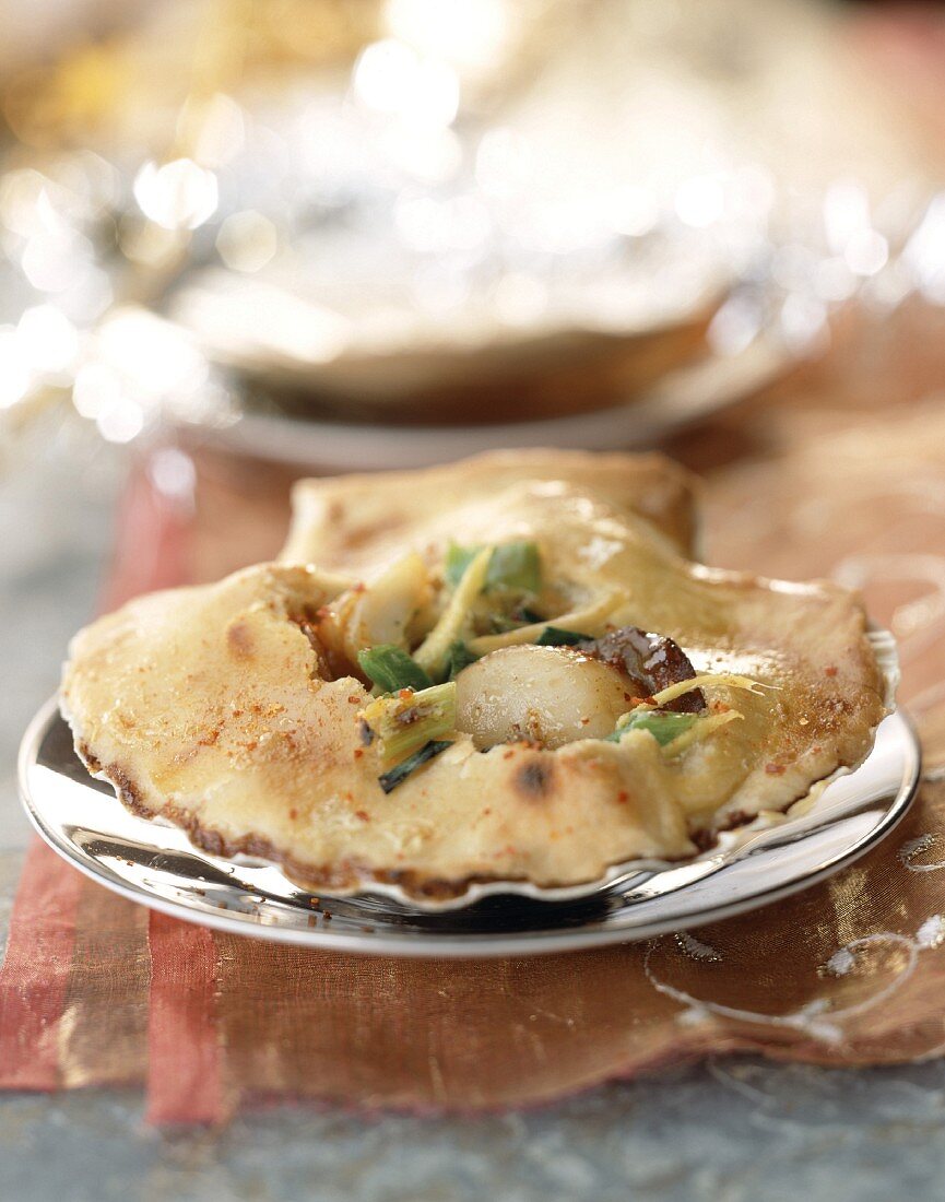 Scallops, leeks and ginger in pastry crust