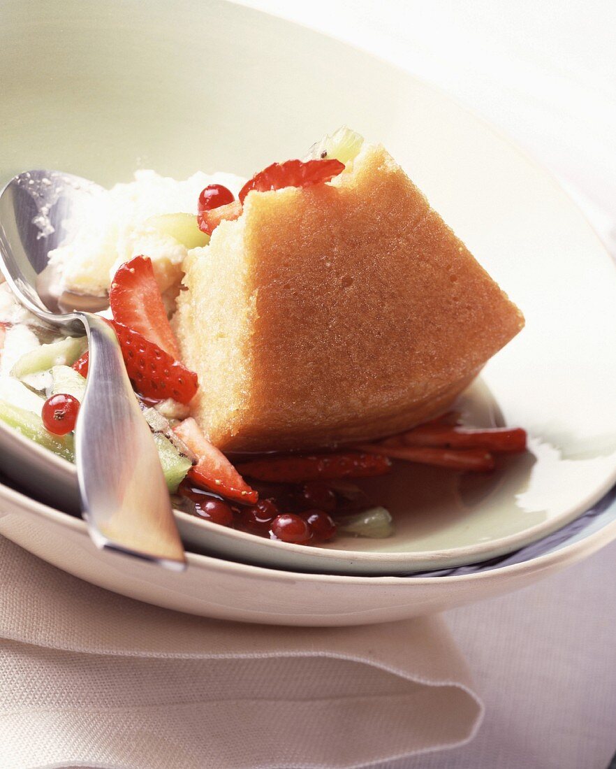 Baba au Rhum (mit Rum getränktes Napfküchlein) mit Früchten