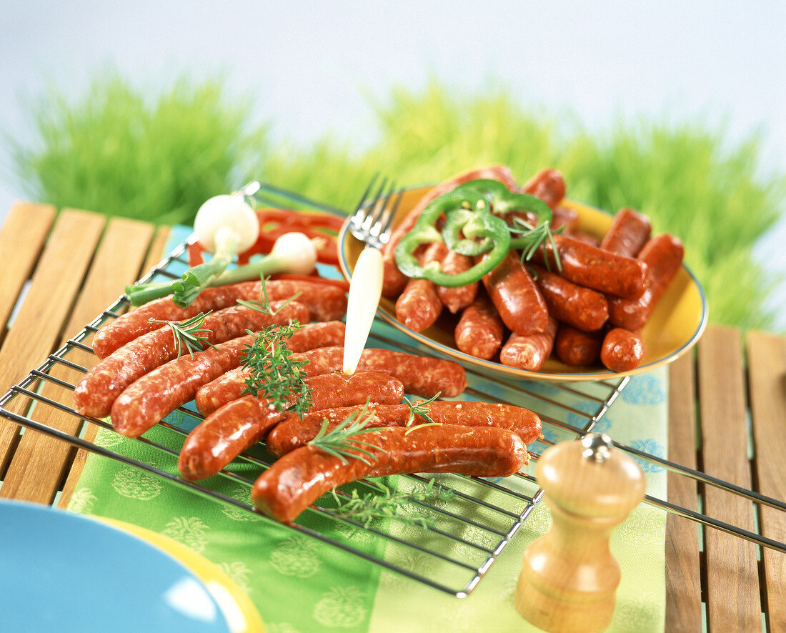 Merguez (scharfe Würste aus Nordafrika) auf Grillgitter