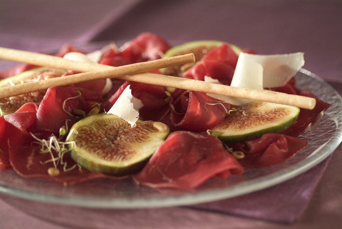 Italienische Wurstspezialitäten: Bresaola mit Feigen