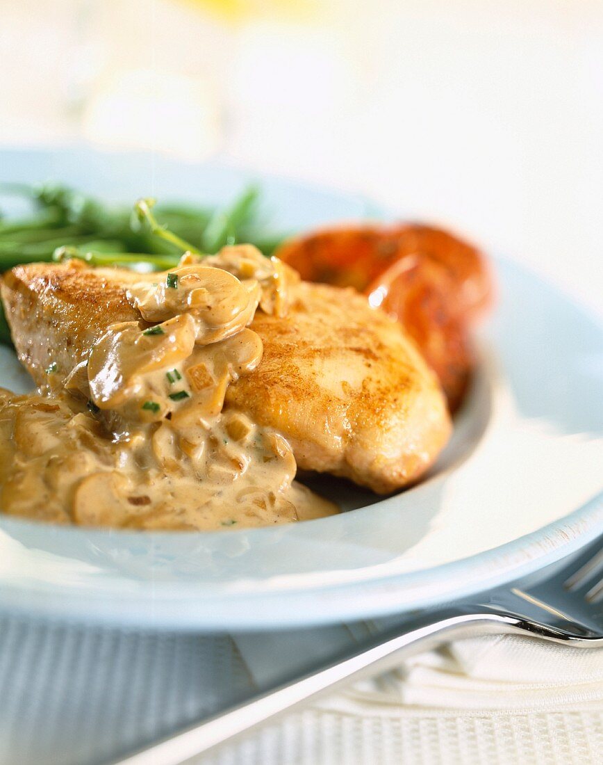 Sauteed chicken with button mushrooms