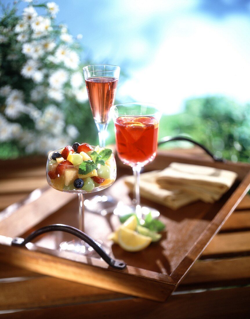 Obstsalat und zwei Gläser mit Cocktail