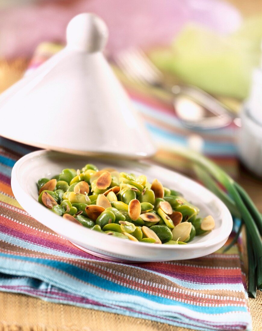 Saubohnensalat mit Kümmel und gerösteten Mandeln