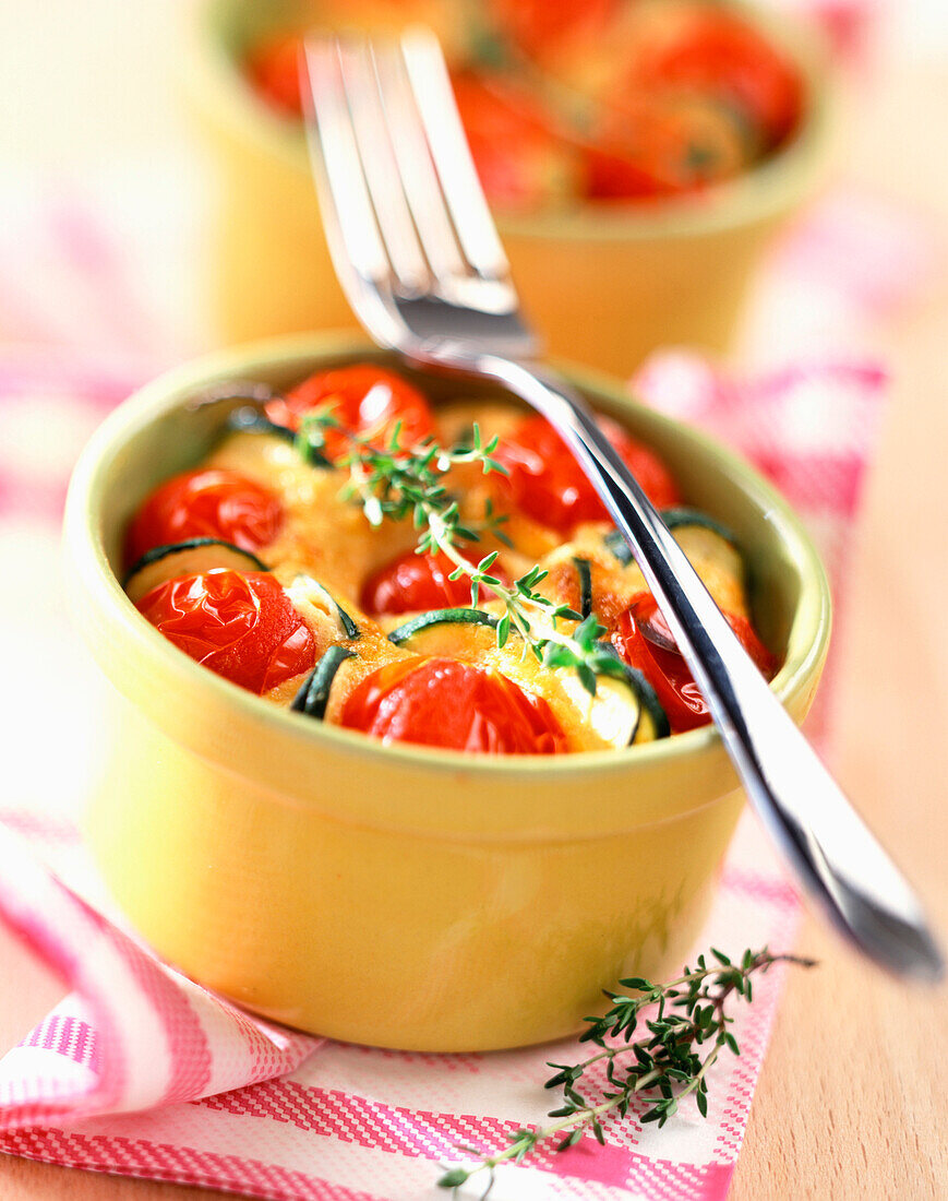 Auflauf mit Zucchini und Tomaten in kleinen Backförmchen