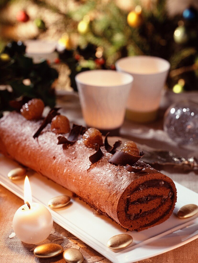 Buche (Traditioneller Weihnachtsbaumstamm, Frankreich) mit Schokolade und Kastanien