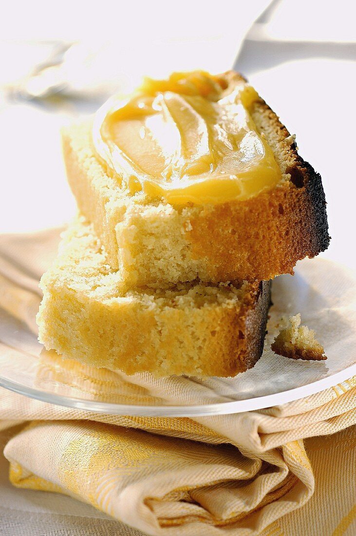 Lemon cake with lemon curd