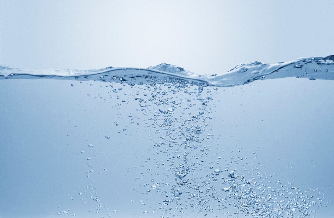 Welliges Wasser mit Luftbläschen (Ausschnitt)