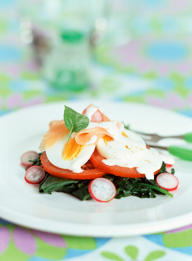 Spinach and radish salad with sliced egg