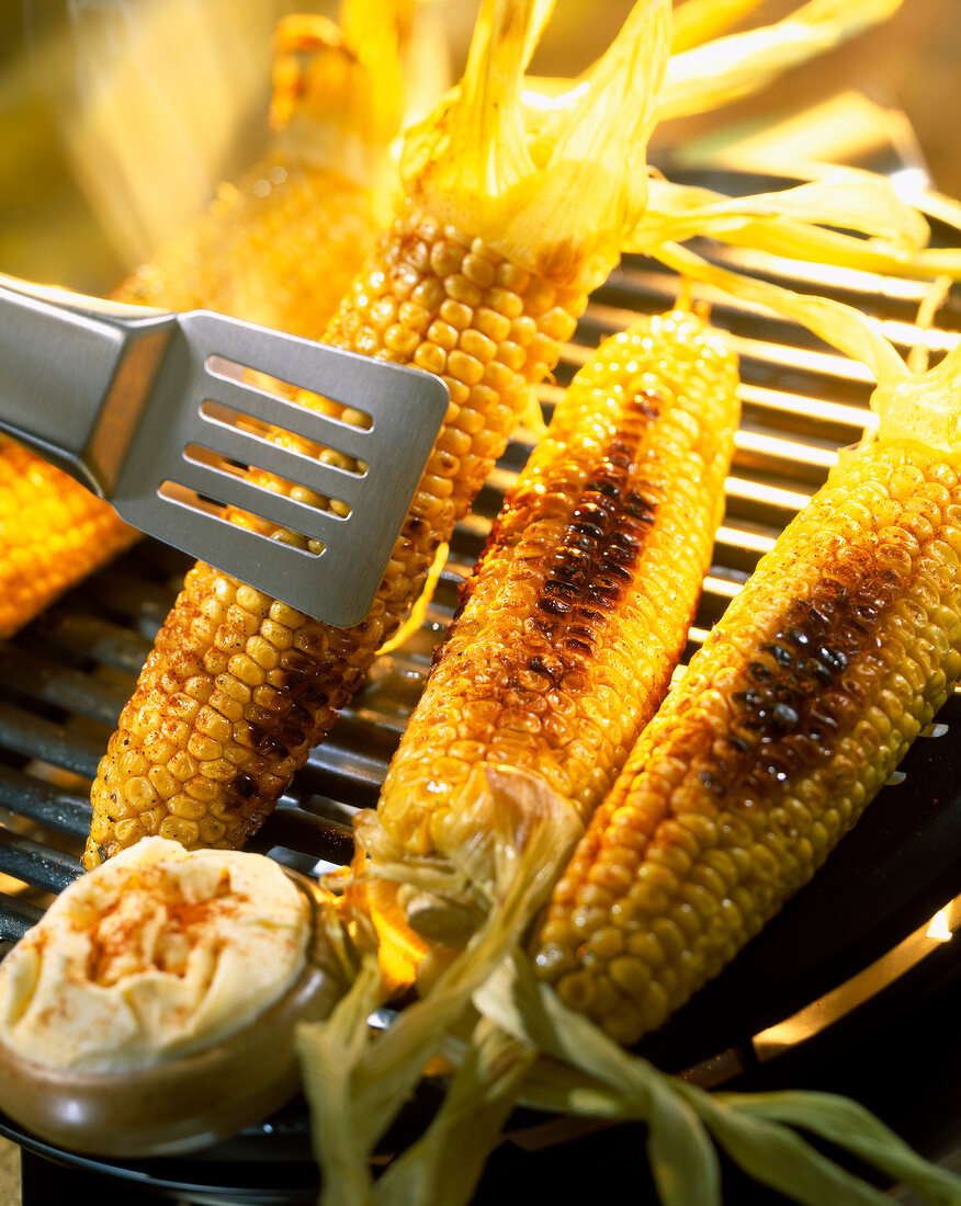 Grilled corn-on-the-cob with spicy butter