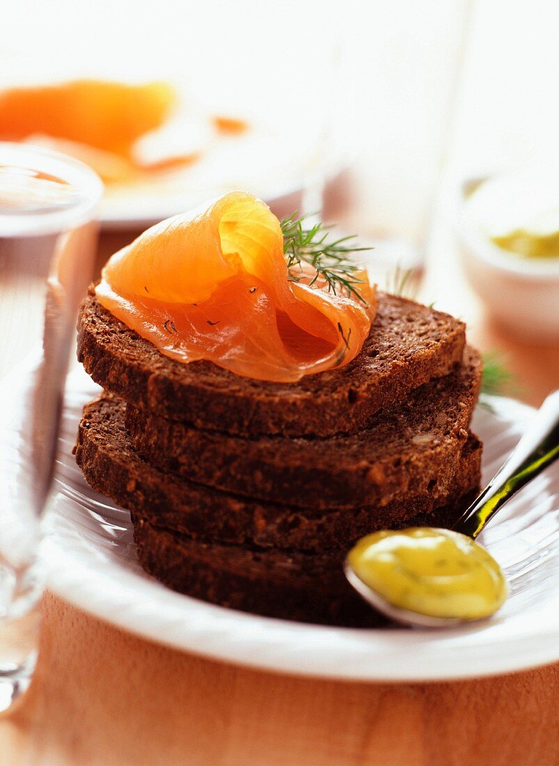 Graved Lachs mit Schwarzbrot und Honig-Senf-Dip