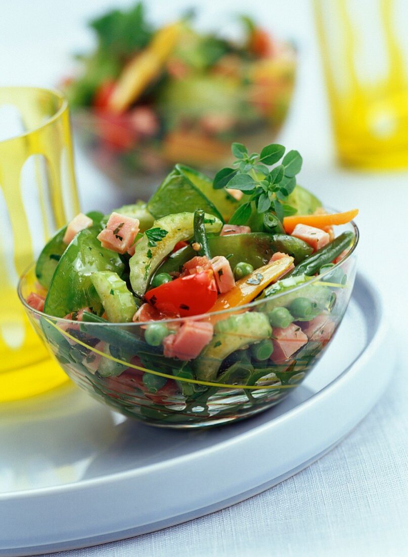 Frühlingsalat mit Schinken in einem Schälchen