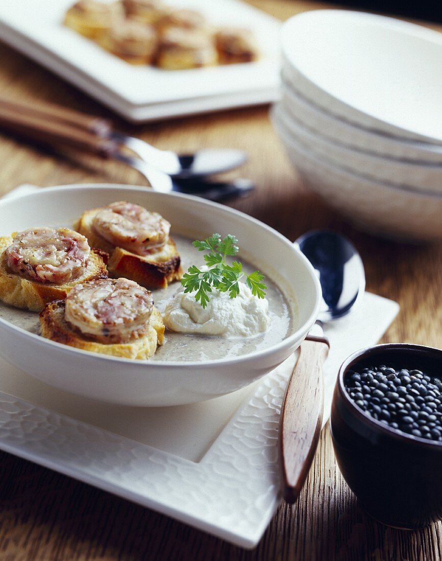 Creamed lentils with smoked bacon and crunchy chitterlings