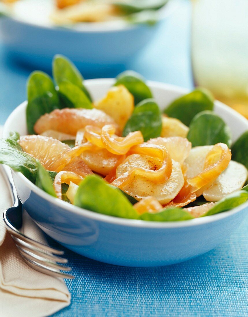 Salat mit jungem Spinat, Räucherlachs und Topinambur