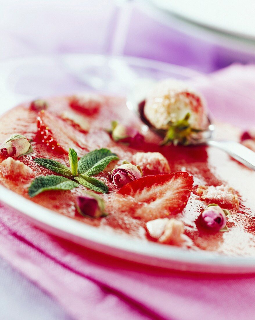 Erdbeersuppe mit Rosé-Champagner