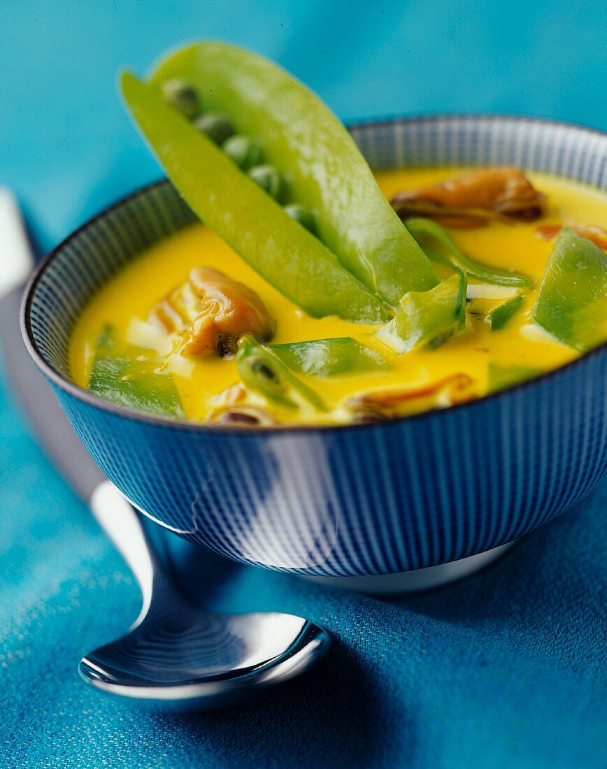 Miesmuschelcremesuppe mit Curry und Zuckerschoten