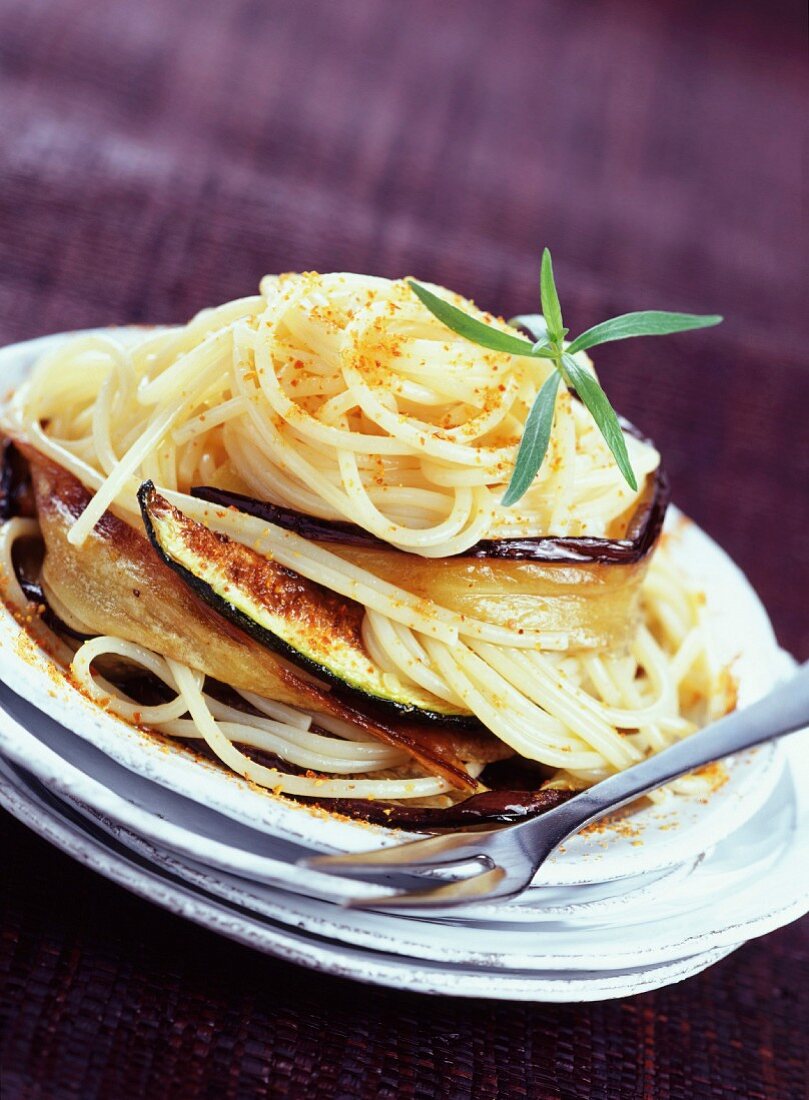 Spaghetti salad with grilled aubergines