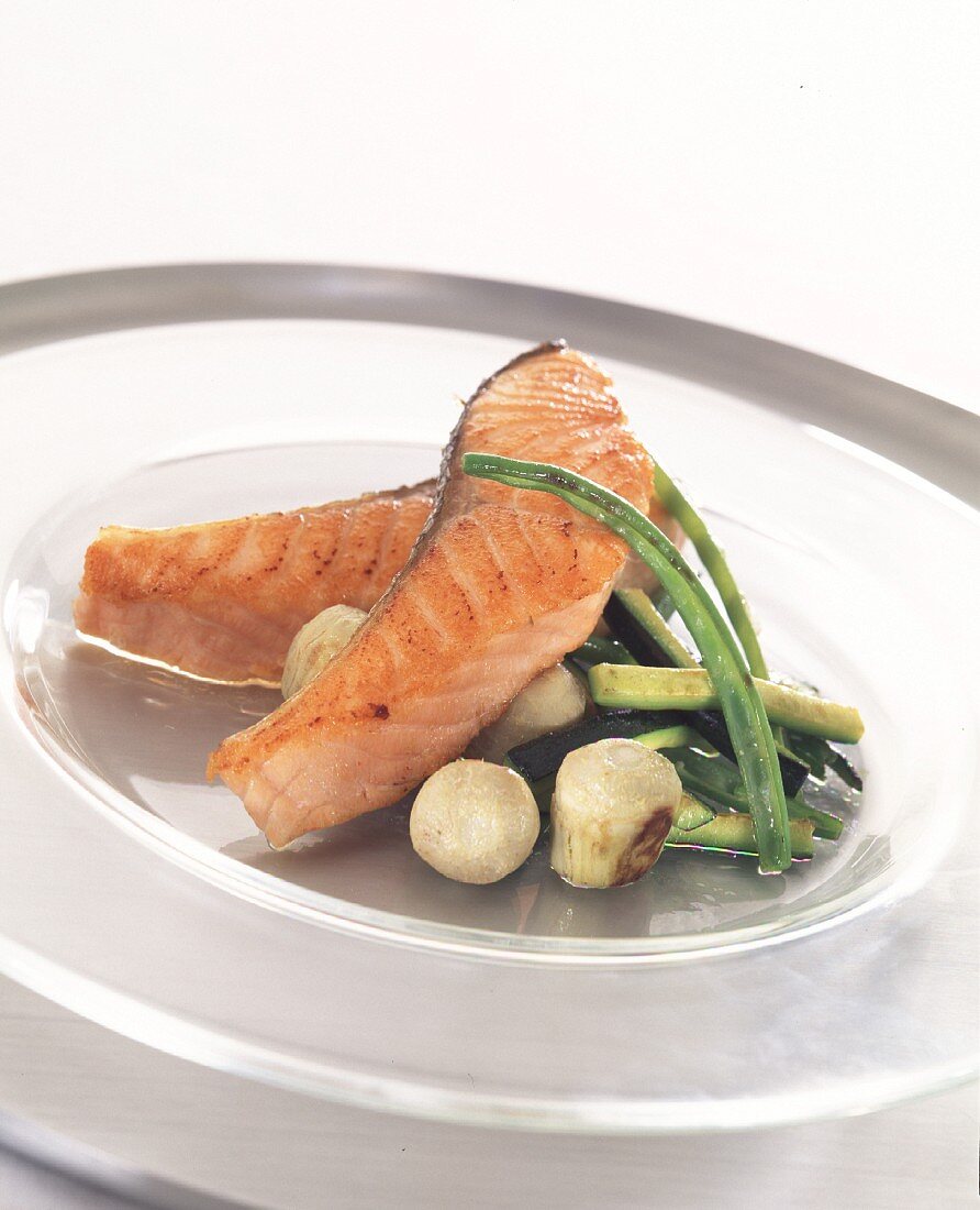 Salmon with vegetables in oil